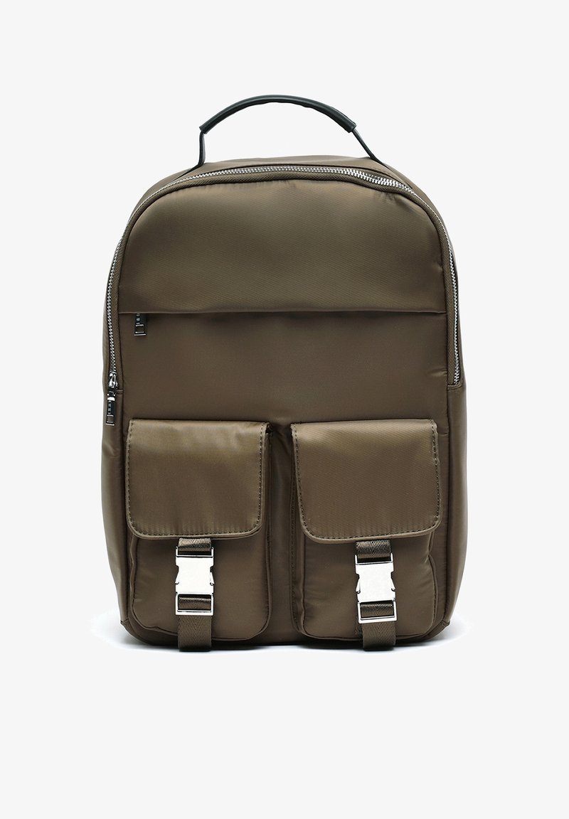 Sac à dos rectangulaire marron avec deux poches avant sécurisées par des boucles argentées et une poignée supérieure, présenté sur un fond blanc.