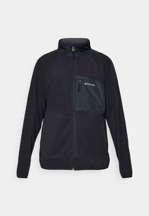 Czarna polarowa kurtka z wysokim kołnierzem, posiadająca kieszeń na zamek i wzorzystą wstawkę na piersi. Miękka tekstura, sportowy design.