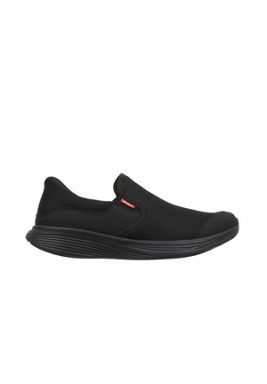 Deportiva negra sin cordones con parte superior de malla, puntera redondeada, suela gruesa con relieve y pequeña etiqueta roja con el logo en el lateral.