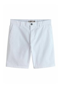 Short blanc longueur genou avec passants de ceinture, fermeture par bouton et poches latérales, présenté sur fond blanc.