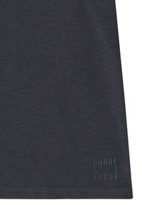 Tissu gris foncé avec une texture subtile et un petit logo embossé indiquant "Cardel Focus" près du bord inférieur.