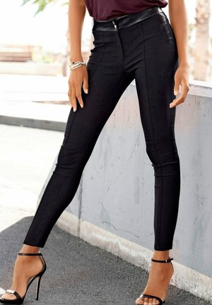 Schwarze, figurbetonte Hosen mit hoher Taille und glattem Material, ausgestattet mit einem glänzenden, elastischen Bund und Seitennahtdetails.