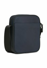 Borsa a tracolla quadrata blu navy realizzata in materiale sintetico resistente, con una cerniera frontale, una tracolla in tessuto regolabile e una texture liscia.