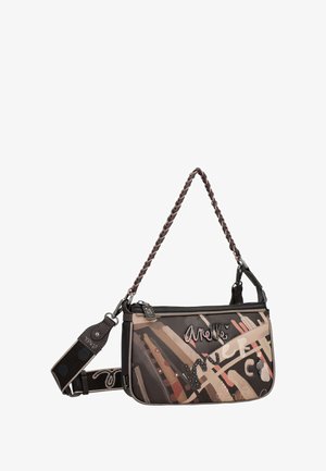 Sac à épaule multicolore avec une bandoulière tressée, arborant une texture lisse, des motifs décoratifs et des embellissements sur une base en matériau doux.