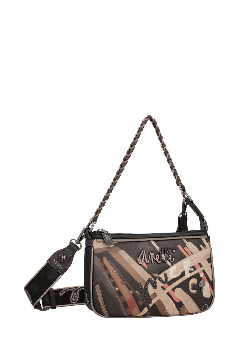 Multikleur schoudertas met een gevlochten band, met een gladde textuur, decoratieve patronen en versieringen op een zachte materiaalbasis.