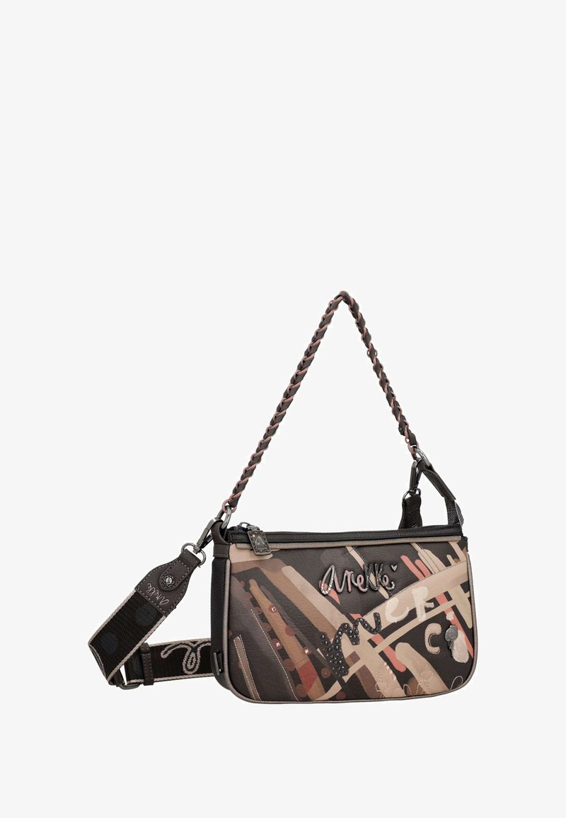 Multikleur schoudertas met een gevlochten band, met een gladde textuur, decoratieve patronen en versieringen op een zachte materiaalbasis.