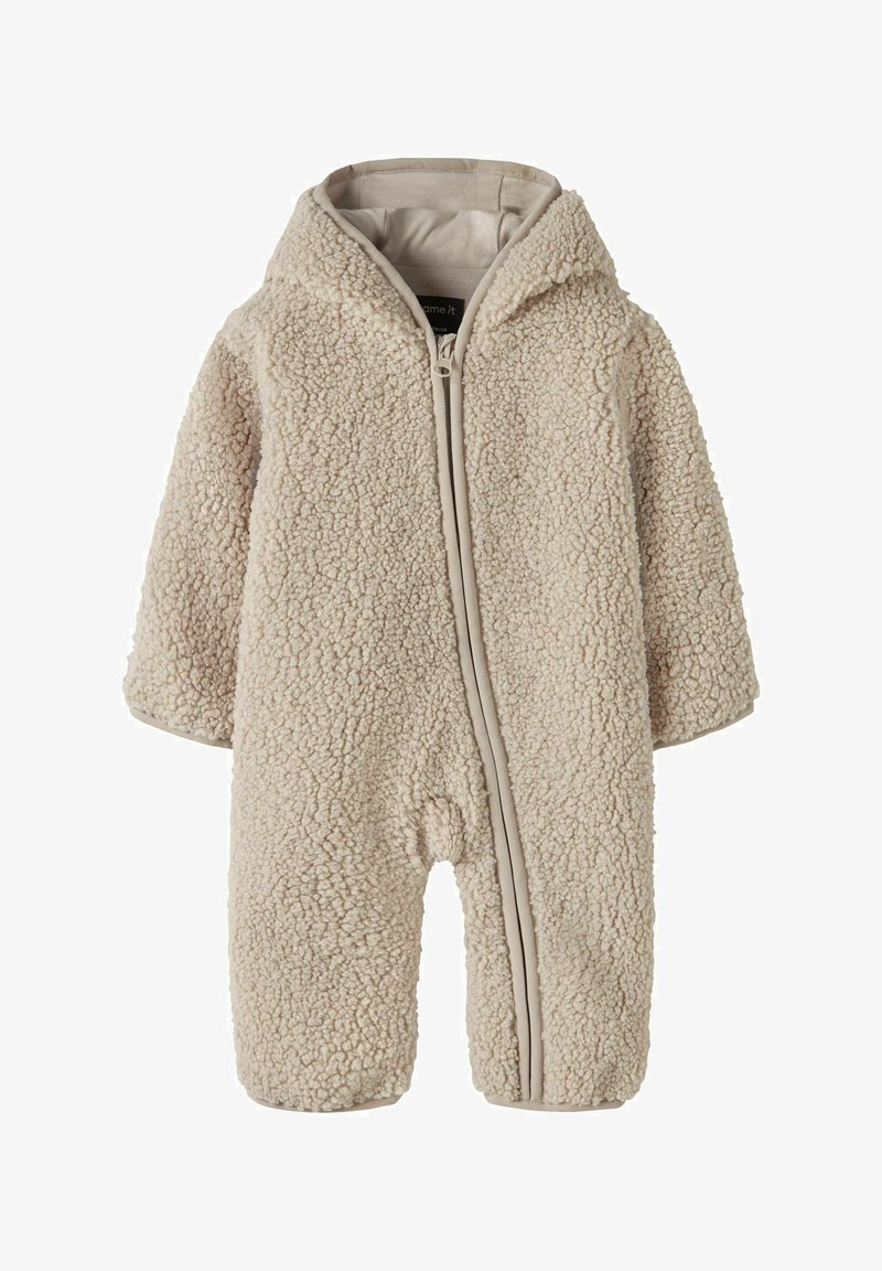 Combinaison bébé beige en polaire douce avec manches longues, capuche et fermeture éclair devant pour chaleur et confort.