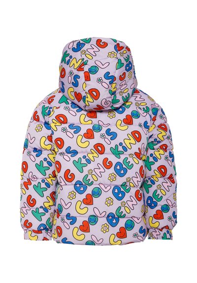 Veste rose volumineuse avec des textes et motifs colorés et ludiques ; comprend une capuche et des poignets élastiques pour un ajustement sécurisé.