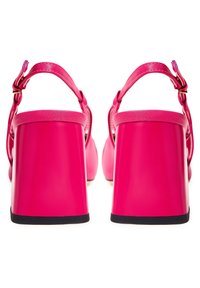 Rosa High-Heels mit glänzendem Blockabsatz und Riemen. Die Absatzhöhe ist erheblich, mit einer glatten Textur und minimalen Hardware-Akzenten.