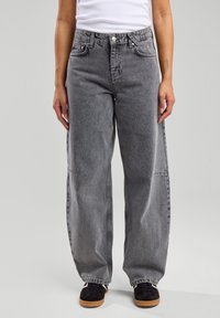 Loose-fitting gray denim jeans with a high waist, featuring side pockets, a classic five-pocket design, and subtle faded detailing.