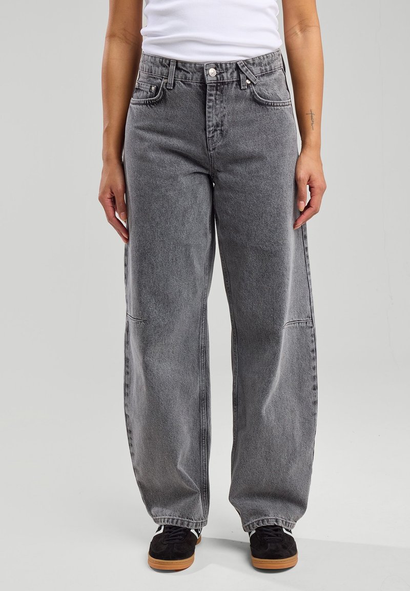 Loose-fitting gray denim jeans with a high waist, featuring side pockets, a classic five-pocket design, and subtle faded detailing.