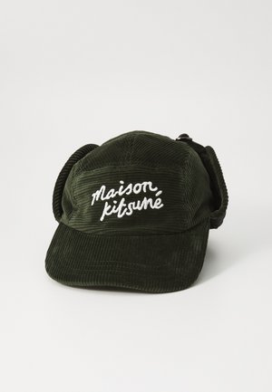 Ciemnozielona czapka z korduroy z daszkiem z przodu, z białym haftowanym napisem "maison kitsuné" oraz materiałowymi klapami po bokach.