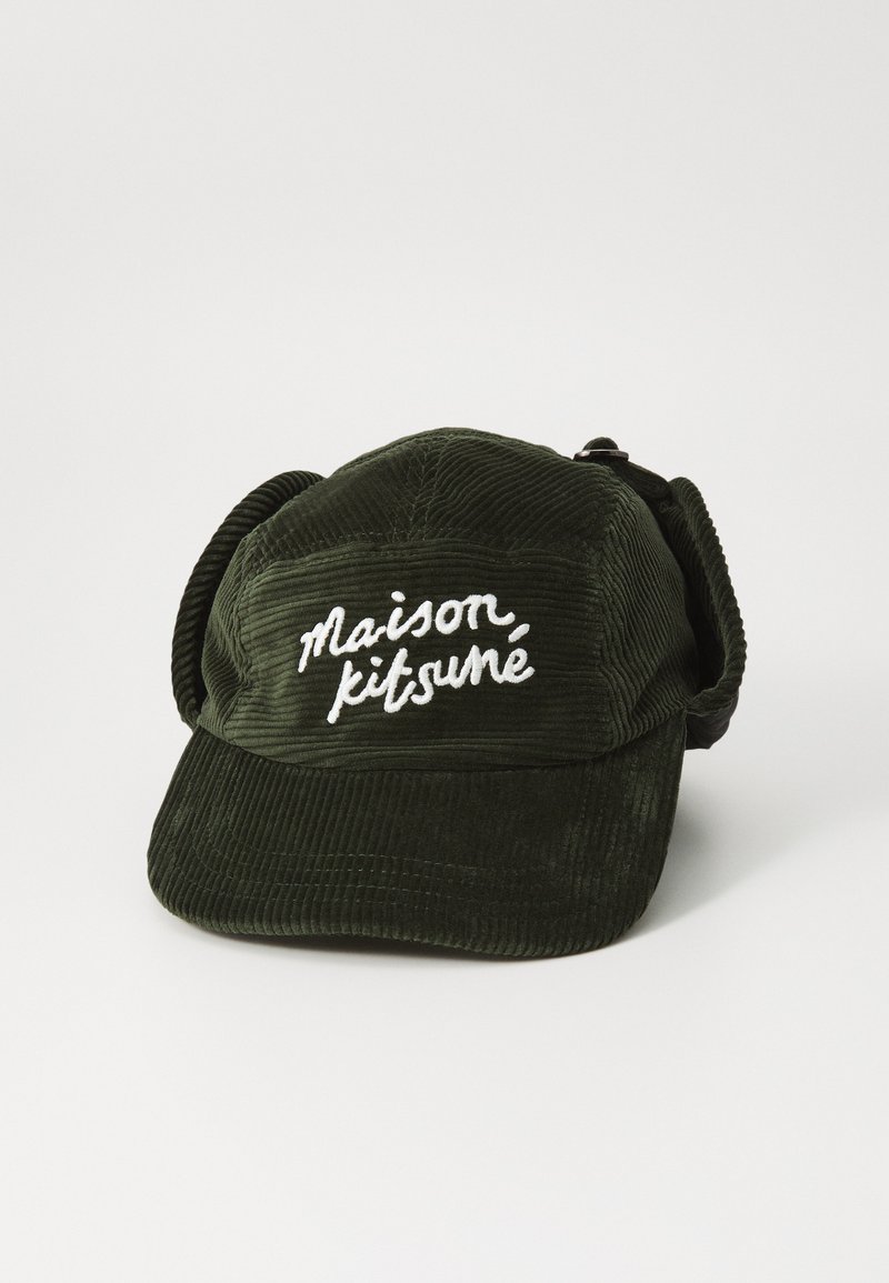 Tumši zaļa kordūrē auduma cepure ar priekšējo vizieri, kas rotāta ar baltu izšūtu tekstu "maison kitsuné" un auduma ausu atloki sānos.