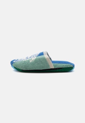 Papuci de casă din material textil moale, albastru și verde, cu detaliu brodat alb, spate deschis și stil slip-on, văzuți din profil.