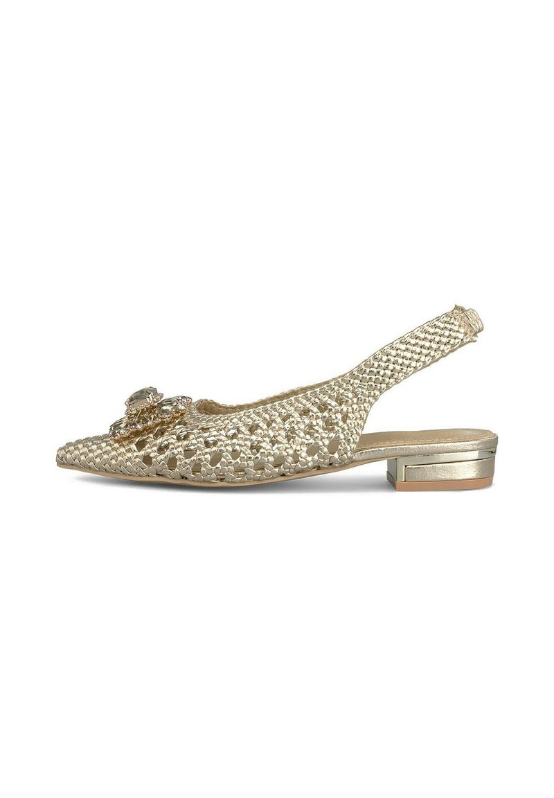 Goldfarbige Slingback-Schuhe mit einem geflochtenen Design, spitz zulaufender Zehenpartie, dekorativem Blumenakzent und niedrigem metallischen Absatz. Glatte Textur mit glänzender Oberfläche.