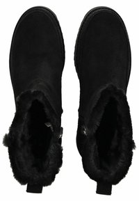 Botines de ante negro con forro de piel sintética, suelas planas y cierres de cremallera en los lados exteriores. Diseño de punta redondeada.