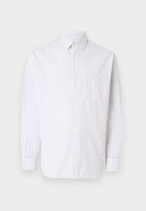 Męska koszula na guziki z długim rękawem, z cienkimi pionowymi brązowymi paskami, pojedynczą kieszenią na piersi i szpiczastym kołnierzykiem na białym tle.