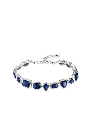 Silbernes Armband mit verbundenen blauen Edelsteinen in verschiedenen Formen wie Quadrate, Ovale, Tropfen und ein Herz, mit Kettenverschluss.
