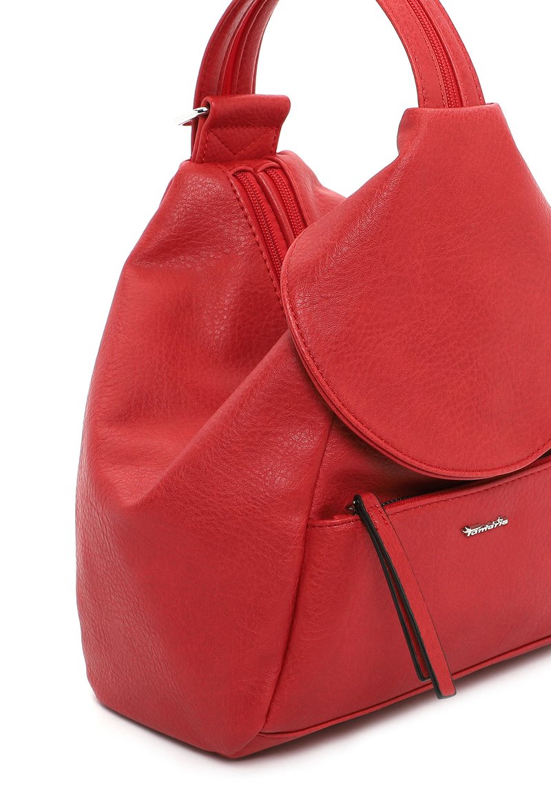 Borsa a mano in pelle rossa con finitura testurizzata, patta curva, manico superiore e tasca con zip con un piccolo accento di logo in argento.