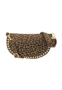 Sac bandoulière en simili cuir avec imprimé léopard, doté de quincaillerie en ton doré et d'études le long du bord pour un détail supplémentaire. Forme incurvée avec une sangle réglable.