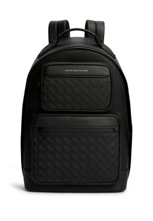 Sac à dos noir Tommy Hilfiger avec deux poches avant zippées présentant un motif tissé subtil et des bretelles rembourrées.