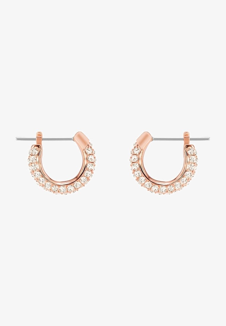 Petites boucles d'oreilles créoles en or rose avec une rangée de pierres précieuses rondes et claires le long des bords extérieurs, et des tiges argentées pour oreilles percées.