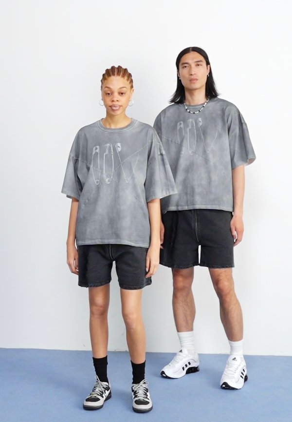 SAFETY PIN UNISEX - Print T-shirt2