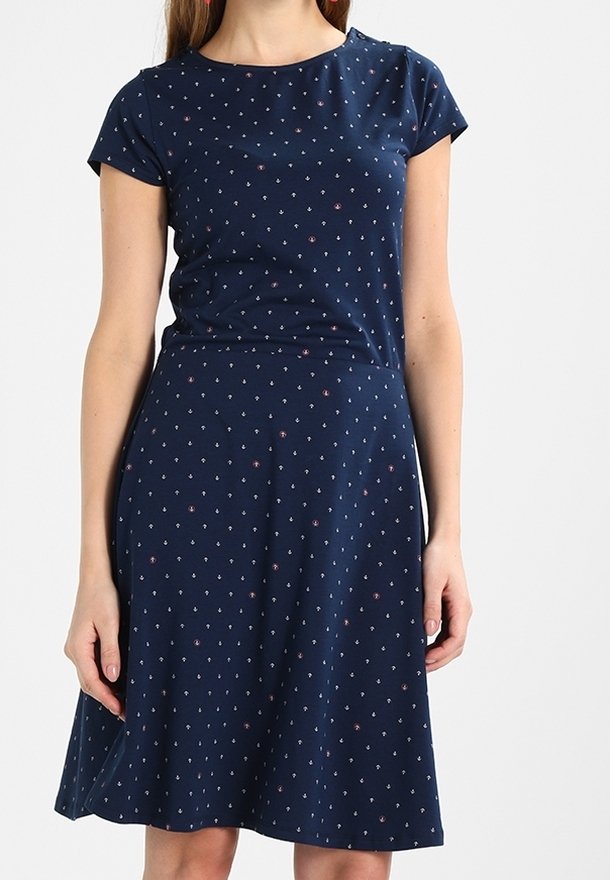 Mörkblå klänning med åtsittande överdel och utsvängd kjol; korta ärmar; har ett litet mönster av färgglada prickar över hela.