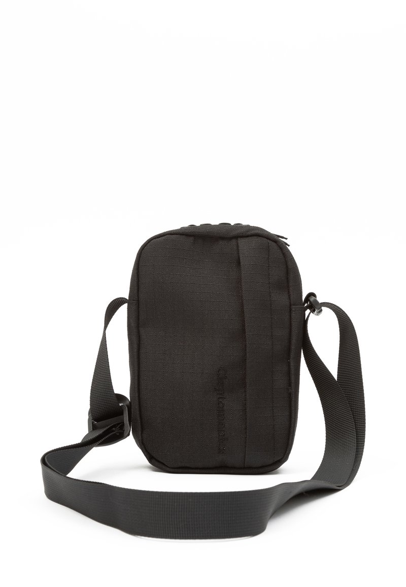 Schwarze rechteckige Schultertasche mit einem Riemen, ausgestattet mit einer strukturierten Oberfläche und einem Reißverschlussverschluss oben. Keine weiteren Gegenstände vorhanden.