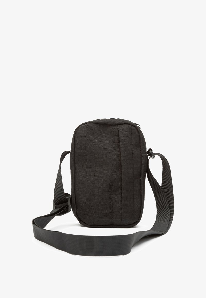 Schwarze rechteckige Schultertasche mit einem Riemen, ausgestattet mit einer strukturierten Oberfläche und einem Reißverschlussverschluss oben. Keine weiteren Gegenstände vorhanden.