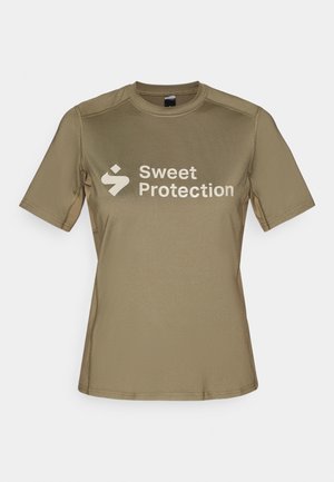 Lyhythihainen, oliivinvihreä urheilusormi, joka on valmistettu sileästä ja kevyestä kankaasta. Edessä on valkoinen "Sweet Protection" -logo.
