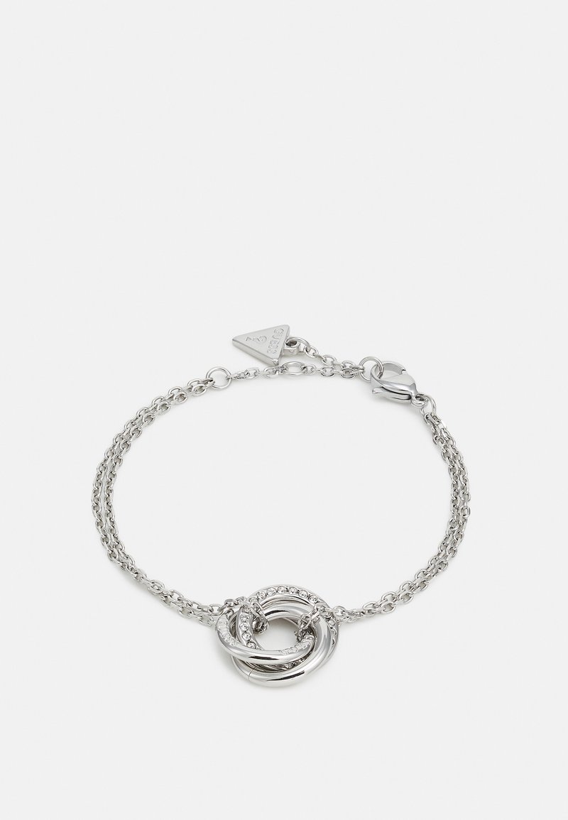 Bracelet en argent présentant des maillons circulaires entrelacés, dont l'un est orné de cristaux transparents, et un fermoir en forme de griffe pour un maintien sécurisé.