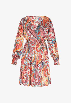 Sukienka z długim rękawem, zdobiona żywym wzorem paisley w odcieniach czerwieni, niebieskiego i pomarańczowego, z przewężoną talią i marszczonymi mankietami.