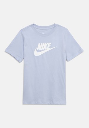 Svijetloplava majica kratkih rukava s okruglim izrezom i bijelim Nike logotipom te swoosh oznakom u sredini prsa.