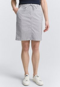 Grijze gestreepte rok van een katoenmengsel, met een elastische tailleband met trekkoord, zijzakken en rechte zoom. Geselecteerd in combinatie met witte sneakers.