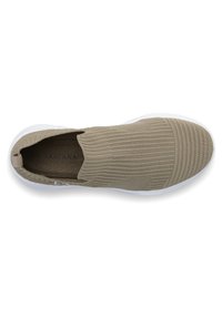 Beige Slipper mit strukturiertem Obermaterial, elastischem Kragen und weißer Gummisohle. Minimalistisches Design ohne sichtbare Verschlüsse.