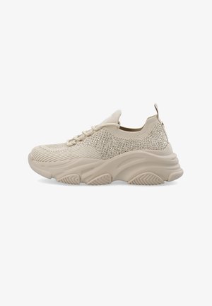 Scarpe da ginnastica beige con tomaia in maglia testurizzata, decorate con strass e con una spessa suola in gomma dotata di scanalature per la trazione.