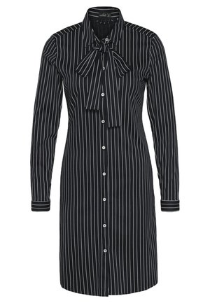 Schwarz-weiß gestreiftes Hemdblusenkleid mit langen Ärmeln, spitzem Kragen, Knopfleiste und einer gebundenen Schleife am Hals.