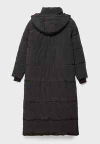 Crna puf jakna s kapuljačom, dužine do koljena, s prešanim uzorkom, rebrastim manžetama i bočnim džepovima. Minimalistički dizajn bez vidljivih metalnih detalja.