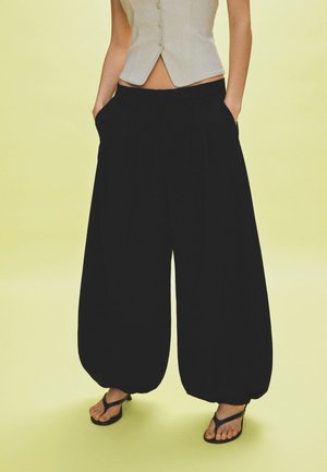 Bershka, TROUSERS - Pantaloni - black