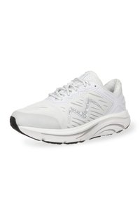 Zapatilla deportiva blanca con parte superior de malla transpirable, diseño de capa texturizada, cuello acolchado y suela de goma negra.