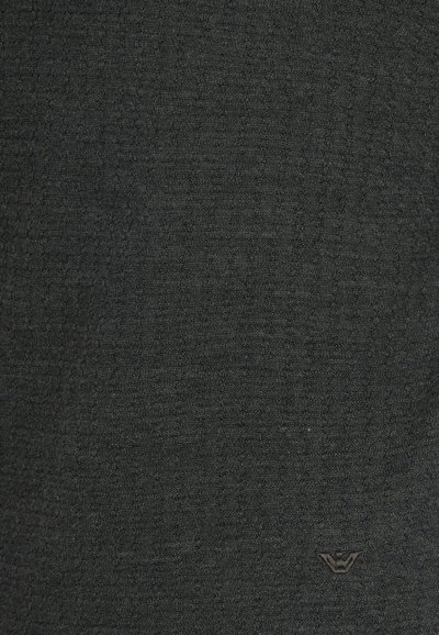 Tessuto grigio scuro con texture, caratterizzato da un sottile motivo a scacchi e un piccolo logo ricamato vicino all'angolo in basso a destra.