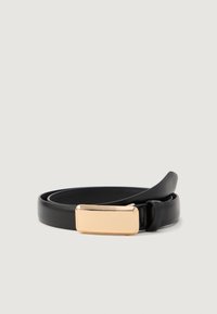 Svart lærbelte med en elegant rektangulær gulltone-spenne. Beltet er glatt og har et enkelt, moderne design.