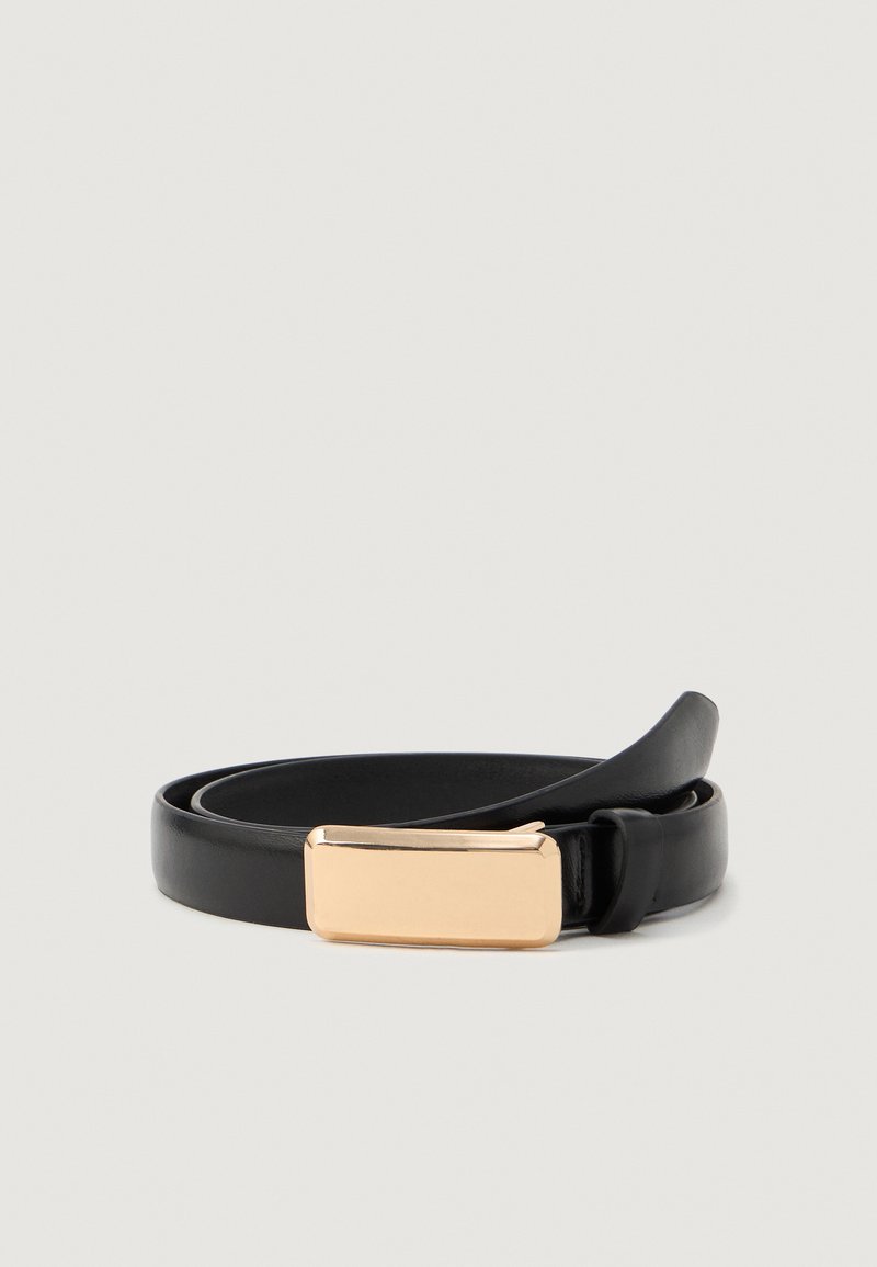 Svart lærbelte med en elegant rektangulær gulltone-spenne. Beltet er glatt og har et enkelt, moderne design.