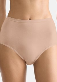 Beige højtaljet undertøj lavet af strækbart stof med en glat tekstur og sømløst design, med elastisk taljebånd.