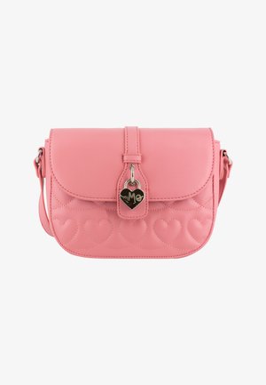 Pink quiltet skuldertaske med hjerte-mønstre, flaplukning og central hjerteformet sølvcharme på remmen.