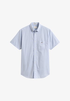 Lichtblauw overhemd met korte mouwen en knopen, een voorzak en een klein geborduurd logo op de zak, ontworpen voor casual of semi-formeel gebruik.