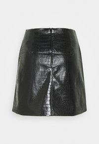 Mini-jupe en simili-crocodile noire avec une texture lisse, un design fuselé, une fermeture éclair à l'arrière et sans accents matériels visibles.