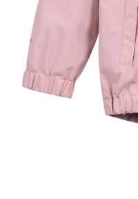 Lichtroze waterdichte jas met elastische manchetten en een ritszak. Het materiaal lijkt glad met een matte afwerking.