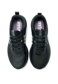 Zapatillas deportivas negras con parte superior de malla texturizada, suela acolchada y detalle de logo en contraste. Presenta un diseño tradicional con cordones y una lengüeta.